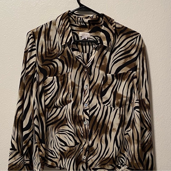 Chico’s Shirt Women’s Size‎ 1 Medium Button Down Tie Animal Print Mobwife - Picture 4 of 12